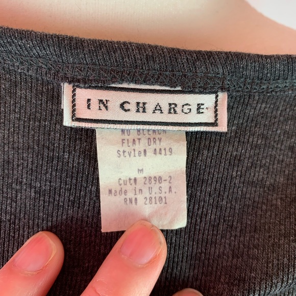 In Charge dark gray with flowers tee size M - Picture 5 of 6